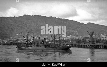 Nave sconosciuta nel fiume grigio, Greymouth porta, Westland, Nuova Zelanda, probabilmente nel 1930s. Foto Stock