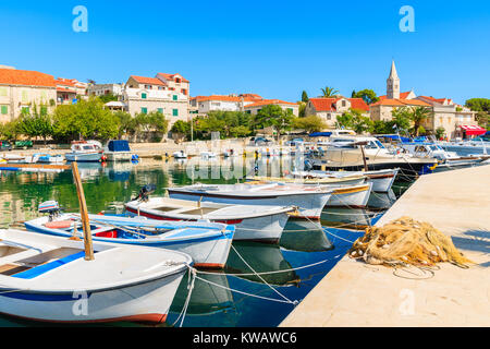 Tipico colorate barche da pesca ancoraggio in Sumartin porta sull isola di Brac, Croazia Foto Stock
