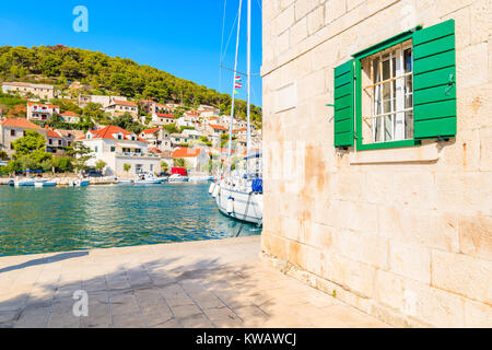 Vista del pittoresco porto Pucisca con una bella architettura, isola di Brac, Croazia Foto Stock