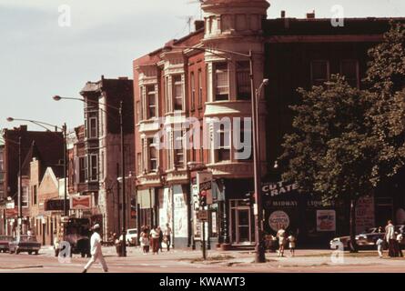 Vista di una comunità nel lato sud di Chicago con le piccole e medie imprese e appartamenti su negozi in vecchi edifici, vicino xliii e Indiana Avenue, Illinois, Giugno 1973. Immagine cortesia archivi nazionali. Foto Stock