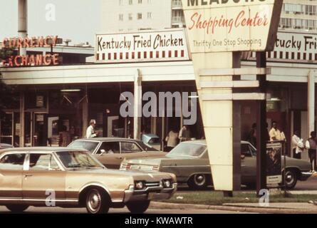 Patroni mill attorno al lago prati centro commerciale sul lato sud di Chicago, Illinois, Kentucky, Giugno 1973. Immagine cortesia archivi nazionali. Foto Stock