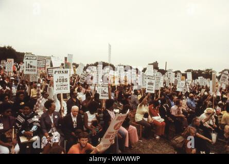 I cittadini anziani' marzo per protestare contro l'inflazione in Chicago, Illinois, ottobre 1973. Immagine cortesia John White/US National Archives. Immagine cortesia archivi nazionali. Foto Stock