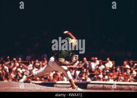 Un Oakland A's piazzole giocatore durante una partita con la Chicago Cubs a Wrigley Field, Chicago, Illinois, luglio 1973. Immagine cortesia archivi nazionali. Foto Stock