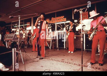 Una band suona presso il lago di prati centro shopping a Chicago, Illinois, Agosto 1973. Foto Stock