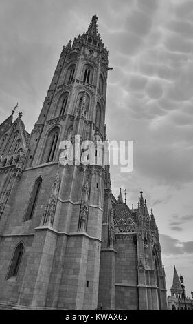 La Chiesa di San Mattia a Buda Hill sotto un cielo tempestoso in bianco e nero - Budapest, Ungheria Foto Stock