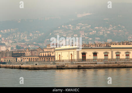 Vecchi magazzini sulle banchine del porto di Trieste (Italia) Foto Stock