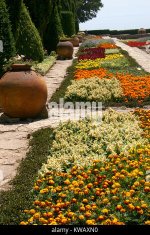 Fiori nel giardino del castello di Balchik in Bulgaria Foto Stock