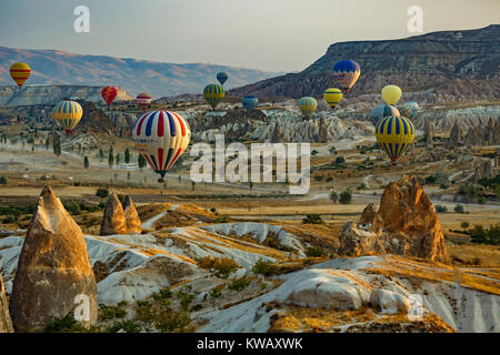 Camini di Fata, Mesa e i palloni ad aria calda, vicino a Goreme, Cappadocia, Turchia Foto Stock