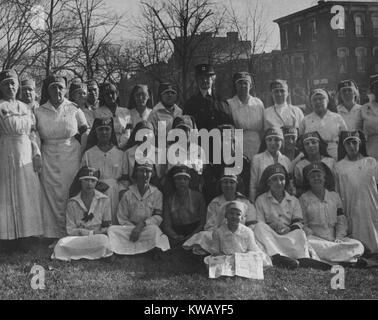 Operatori della Croce rossa all'esercito degli Stati Uniti Walter Reed General Hospital di Washington, il Distretto di Columbia, 1953. La cortesia Libreria Nazionale di Medicina. Foto Stock