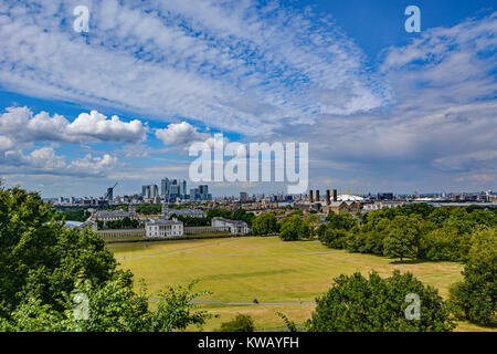 Vista la Old Royal Naval College dall'Osservatorio di Greenwich, Greenwich, a sud-est di Londra, Inghilterra. Foto Stock