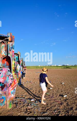 Amarillo, Texas - 21 Luglio 2017 : Cadillac Ranch di Amarillo. Cadillac Ranch è un arte pubblica installazione di vecchie auto rottamate e un popolare punto di riferimento su Foto Stock