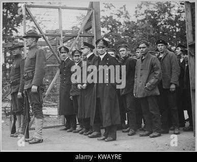 Alle porte di una guerra degli Stati Uniti campo di prigionia, l'catturato di ufficiali e di membri dell'equipaggio del sommergibile tedesco U58, preso dall'USS Fanning, che attendono di essere entrata, Fort McPherson, Georgia, 1918. Immagine cortesia archivi nazionali. Foto Stock