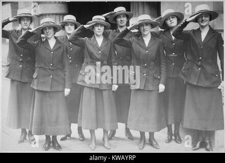Otto yeomen femmina attaccata alla Riserva Marina di stare in piedi insieme in uniforme salutando, San Francisco, California, Giugno 1918. Immagine cortesia archivi nazionali. Foto Stock