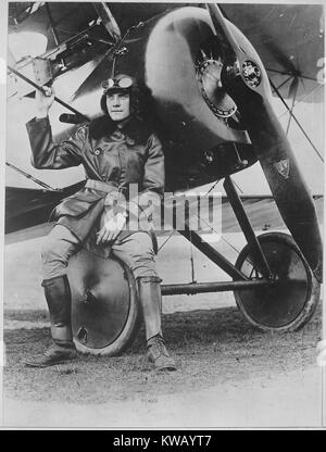 Rinomato compositore statunitense girato aviatore militare, il Tenente Earl Carroll pone indossando scarpe, bombardiere, e aviator cappello e occhiali, appoggiata contro il suo veloce macchina scout e guardando al di fuori della cornice, International Film Service, 1918. Immagine cortesia archivi nazionali. Foto Stock