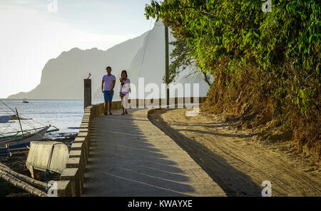 Palawan, Filippine - Aprile 5, 2017. Un paio di camminare sulla strada rurale a El Nido township di Palawan, Filippine. Palawan è uno dei più belli che ho Foto Stock