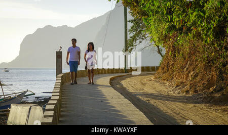 Palawan, Filippine - Aprile 5, 2017. Un paio di camminare sulla strada rurale a El Nido township di Palawan, Filippine. Palawan è uno dei più belli che ho Foto Stock