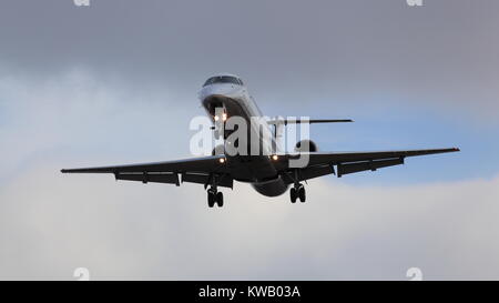 Embraer ERJ 145 uniti esprimono N29917 sull approccio finale a YOW Aeroporto Internazionale di Ottawa, 10 Dicembre 2015 Foto Stock