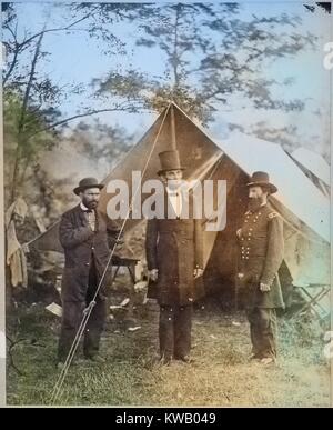 Il presidente Abraham Lincoln, fiancheggiata da guerra civile funzionari, in piedi al di fuori di una tenda, 1863. Immagine cortesia archivi nazionali. Nota: l'immagine è stato colorizzato digitalmente usando un processo moderno. I colori possono non essere periodo-precisa. Foto Stock