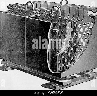 Illustrazione che mostra la vista in spaccato di un accumulatore di cloruro, un tipo di inizio di accumulatore di energia elettrica, con lastre di metallo visibile, 1902. La cortesia Internet Archive. Foto Stock