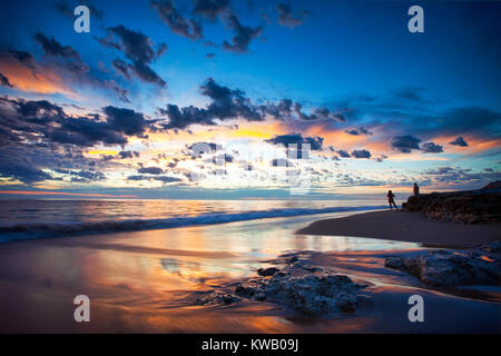 Un paio di guardare il tramonto a Port Noarlunga Beach South Australia Foto Stock