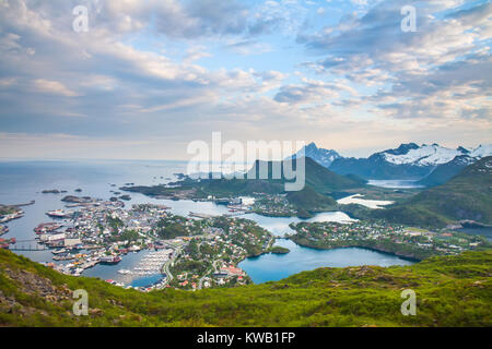 Antenna al tramonto vista panoramica su Svolvaer Lofoten Foto Stock