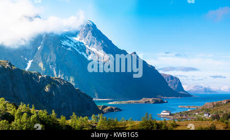 Scenic fjord isole Lofoten pesca tipica capanna Foto Stock