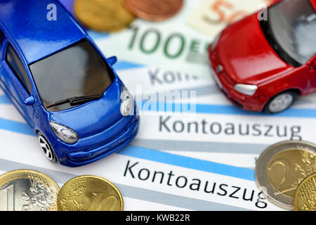 Auto in miniatura sugli estratti conto bancari, simbolico foto di assicurazione del veicolo, Miniaturautos auf Kontoausz?gen, Symbolfoto Kfz-Versicherung, Miniaturautos auf K Foto Stock