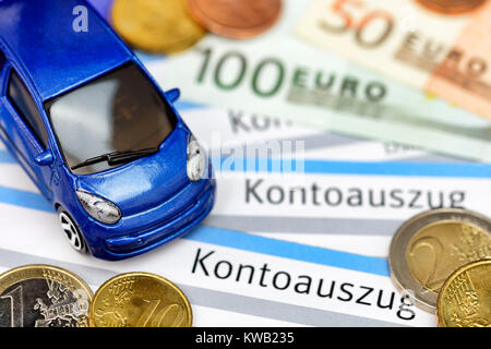 Auto in miniatura sugli estratti conto bancari, simbolico foto di assicurazione del veicolo, Miniaturauto auf Kontoausz?gen, Symbolfoto Kfz-Versicherung, Miniaturauto auf Kont Foto Stock
