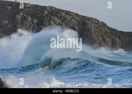 Onde tempestose dell inverno fino alla spiaggia di Porthcurno, Cornwall appena come tempesta Elenor era il prelievo di velocità e di forza. Mostra la forza della natura. Foto Stock