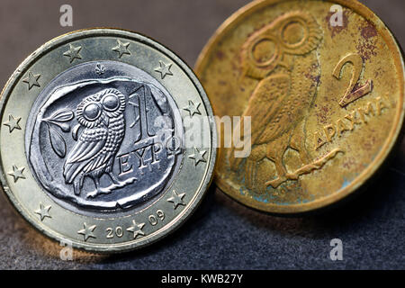 Il greco euro-moneta di uno e il Greco drachm, Griechische Ein-Euro-M?nze und griechische Drachme, Griechische Ein-Euro-Muenze und griechische Drachme Foto Stock