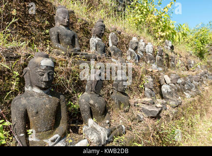 Incolto statue di Buddha a Koe Thaung (Kothaung) Pagoda, Mrauk U, Birmania (Myanmar) Foto Stock