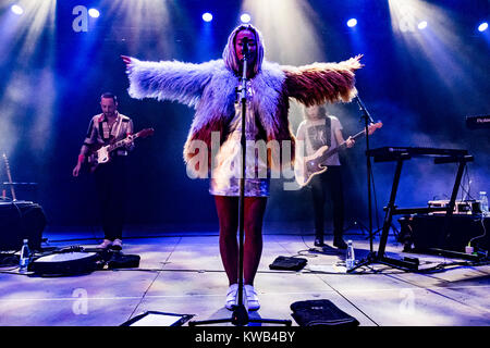 Il danese cantante e cantautore Aura Dione esegue un concerto dal vivo esegue un concerto dal vivo presso il Danish music festival SmukFest 2016. Danimarca, 06/08 2016. Foto Stock