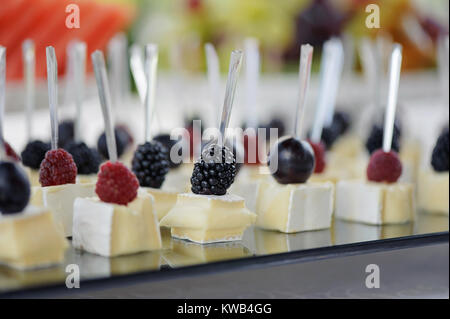 Crostini con formaggio e bacche di messa a fuoco selettiva Foto Stock