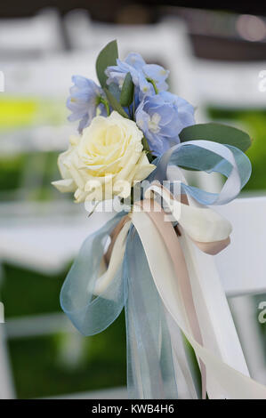 Fiore di nozze sulla sedia Foto Stock