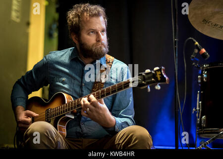 Il musicista americano Cameron Ralston è il più noto è stato il bass player per il cantante americano Matthew E. bianco. Danimarca, febbraio 2016. Foto Stock