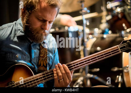 Il musicista americano Cameron Ralston è il più noto è stato il bass player per il cantante americano Matthew E. bianco. Danimarca, febbraio 2016. Foto Stock