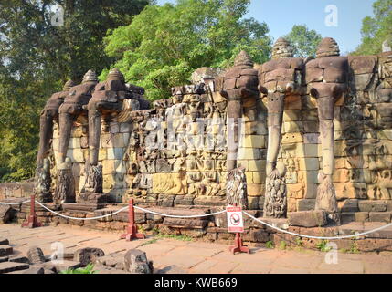 Antica Terrazza degli Elefanti a Angkor Thom città murata, Cambogia Foto Stock