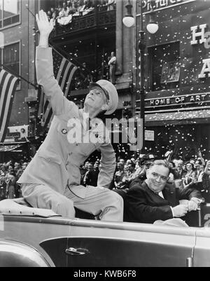 General Jonathan Wainwright, salutando la folla durante il ticker tape parade, New York City. Come la più alta in classifica di U.S. POW, egli sopravvisse tre anni nei campi giapponesi fino a quando la sua liberazione dai sovietici (Russo) truppe in agosto 1945. Il sindaco di NYC Fiorella LaGuardia condivide la vettura sul Sett. 14, 1945. (BSLOC 2014 8 135) Foto Stock