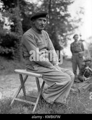 Generale Bernard Montgomery durante una conferenza stampa in Normandia il 11 giugno 1944. Guerra mondiale 2. (BSLOC 2014 8 141) Foto Stock