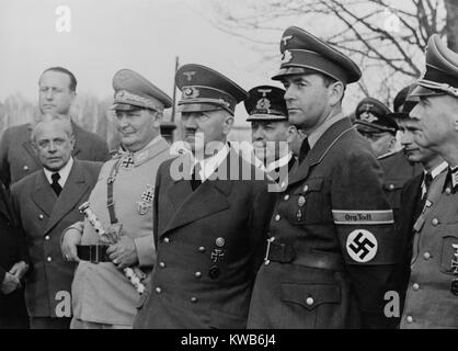 Adolf Hitler, fiancheggiata da Hermann Goering, e Albert Speer. Speer era ministro degli armamenti e la produzione bellica. Il suo 'Org. Tolt' armband si riferisce alla guerra tedesco industriali e militari di opere di ingegneria che ha eseguito il Nazi lavoro schiavo della forza lavoro. Aprile 10, 1942. Guerra mondiale 2. (BSLOC 2014 8 171) Foto Stock