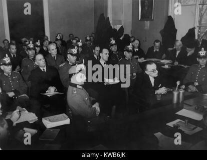 Graf von Moltke e membri del circolo Kreisau anti-nazista il gruppo di resistenza alla prova nel 1944. L-R: Theodor Haubach, Graf von Moltke, Theodor Steltzer, Eugen Gerstenmaier e Franz Reisert seduti in aula durante il loro periodo di prova per tentare su Hitler la vita. A gennaio 1945. Guerra mondiale 2. (BSLOC 2014 8 177) Foto Stock