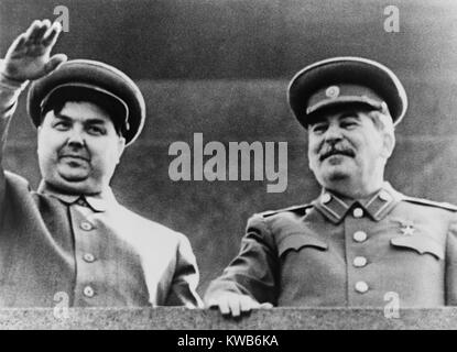 Joseph Stalin e Georgi Malenkov, la visione di giorno di maggio sfilano a Mosca nel 1949. Malenkov supervisionato l acquisizione di tedesco V2 industria missilistica dopo la prima guerra mondiale 2. Egli è stato anche coinvolto negli anni trenta purghe staliniane, che ha causato il suo distacco dal potere negli anni cinquanta. (BSLOC 2014 8 184) Foto Stock