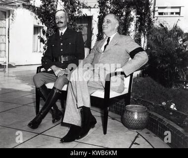 Il presidente Franklin Roosevelt fotografato con il generale francese Henri Honore Giraud, Gennaio 1943. Giraud stava negoziando con il Nord Africa regimi Vichy, cercando di renderle il alleanza angloamericano contro la Germania. Guerra mondiale 2. (BSLOC 2014 8 189) Foto Stock