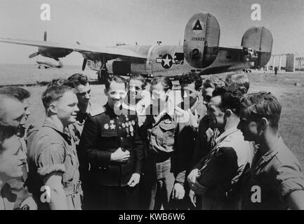 Soviet (Russo) Guerra Mondiale 2 ace Mikhail Avdeev con piloti americani. In fondo è una consolidata B-24 Liberator bombardiere, a Sevastopol, Ucraina, 1944. Foto di Evgeni Khaldei. (BSLOC 2014 8 54) Foto Stock