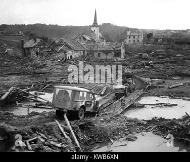 U.S. ambulanza in una battaglia spaventata paesaggio vicino Lunebach, Germania, marzo 1944. Il driver è stato citato, 'tutto questo relitto inanimati intorno a noi è un po' un numero sufficiente di compensazione per il relitto umano abbiamo tirata in avanti e indietro e avanti e indietro.' guerra mondiale 2. (BSLOC 2014 8 71) Foto Stock