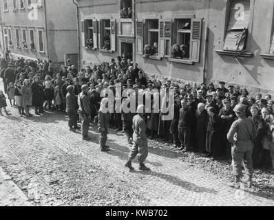 I civili di Ensheim, Germania, insultato di Hitler è gli ordini di unirsi alla resistenza nazista. Invece, essi sono stati presi in cassaforte Evacuazione temporanea dal settimo dell esercito. Marzo 16, 1945. Guerra mondiale 2. (BSLOC 2014 8 84) Foto Stock