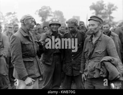 Due vecchie POWs combattimenti nell'esercito tedesco sono state White Russian mongoli. Alla fine della guerra sarebbero rimpatriati forzatamente un poco promettente futuro in Unione Sovietica (Russia). Agosto 11, 1944, vicino Nonat le Pin, Francia. Guerra mondiale 2. (BSLOC 2014 8 91) Foto Stock