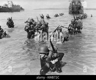 Fanti wade a terra nel collo in acque profonde da loro LCI per Morotai Island Beach. Appena a sud delle Filippine, angolo sud-ovest Morotai divenne una base di supporto per l'invasione alleata delle Filippine. Sett. 20, 1944. Guerra mondiale 2. (BSLOC 2014 10 109) Foto Stock