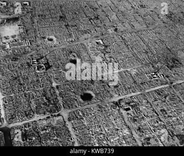 Vista aerea di Osaka, Giappone, dopo firebombing dagli Stati Uniti bombe incendiarie. La città subì tre campagne di bombardamenti da parte di B-29 Superfortresses da marzo ad agosto 1945. L'ultima si è verificato il 14 agosto cinque giorni dopo il bombardamento atomico di Nagasaki. Guerra mondiale 2. (BSLOC 2014 10 116) Foto Stock