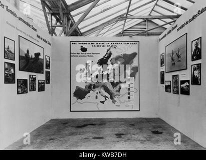 Nazi propaganda antisemita in un 1934 mostra fotografica sulle varie comunità "razze". Nel centro è una mappa identificazione razziale" zone. Sulla sinistra sono immagini di 'Nordic-Germanic gli agricoltori che proteggere la cultura tedesca", e sulla destra, 'Oriental-Jewish nomadi che distruggono la cultura tedesca". (BSLOC 2014 8 110) Foto Stock